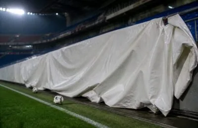 Lyon a învins Rennes cu 4-0 și a urcat pe locul secund. Un banner ofensator a întrerupt meciul