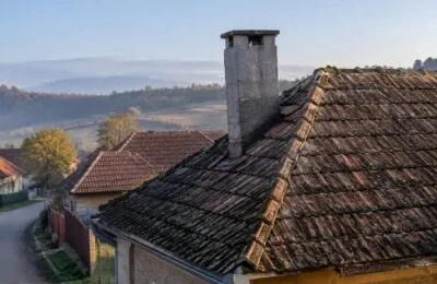 Casa unei familii din Șieu-Măgheruș a ars la 15 ore după accidentul în care au fost rănite mama și fiicele